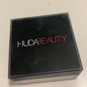 Huda Beauty Easy Bake Loose Powder